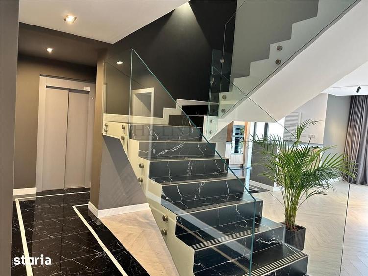 Casă cu 9 camere cu Teren 400 Mp în Central