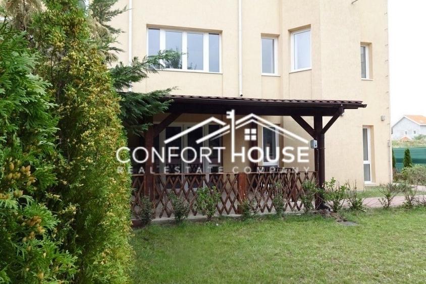 Duplex cu 8 camere cu Canalizare în Iancu Nicolae