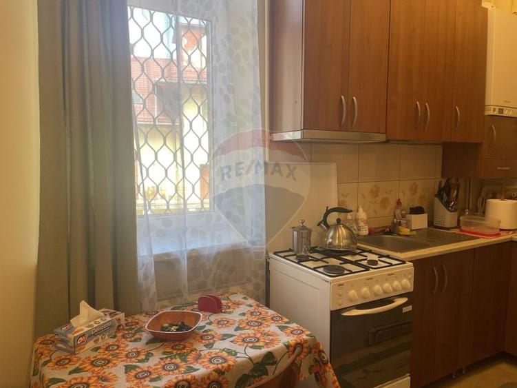 Apartament cu 3 camere semidecomandat, mobilat în Gară