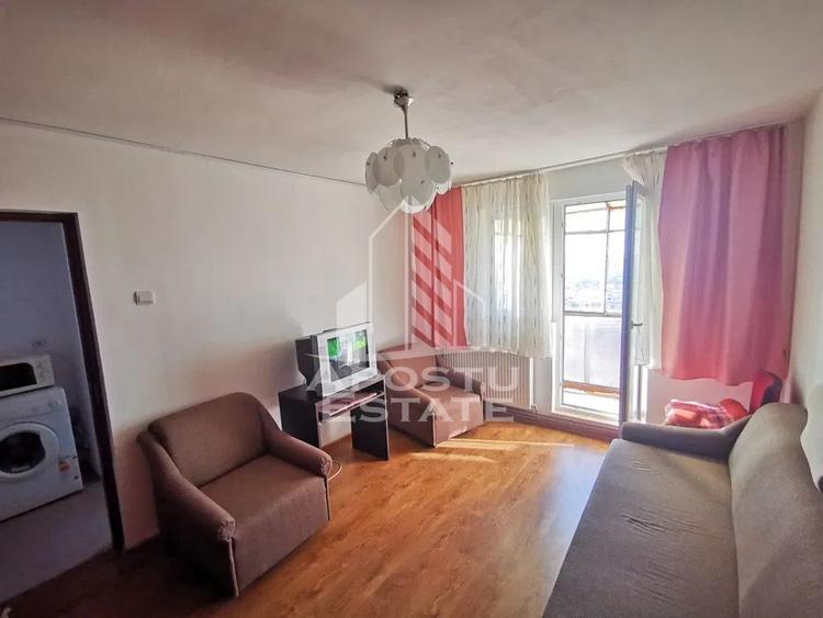 Apartament cu 3 camere semidecomandat, mobilat în Aurel Vlaicu
