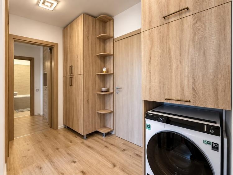 Apartament cu 4 camere decomandat, mobilat în Băneasa