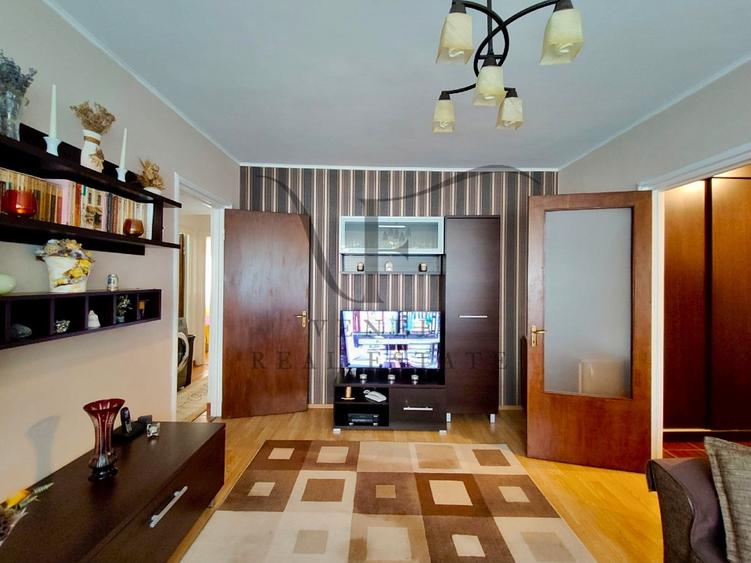 Apartament cu 3 camere semidecomandat în Obor