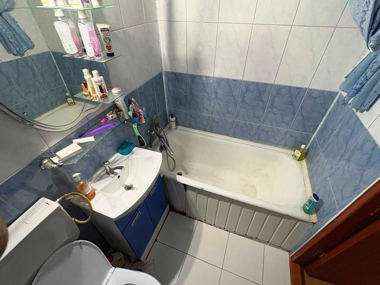 Apartament cu 3 camere semidecomandat în Letea Veche