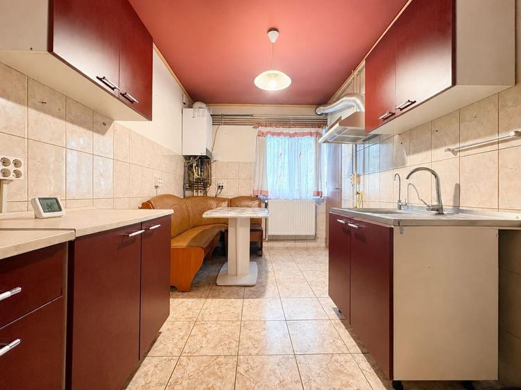 Apartament cu 3 camere decomandat, mobilat în Aradului