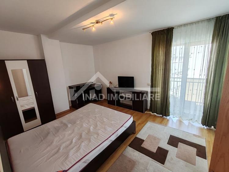 Apartament cu 3 camere semidecomandat, mobilat în Central