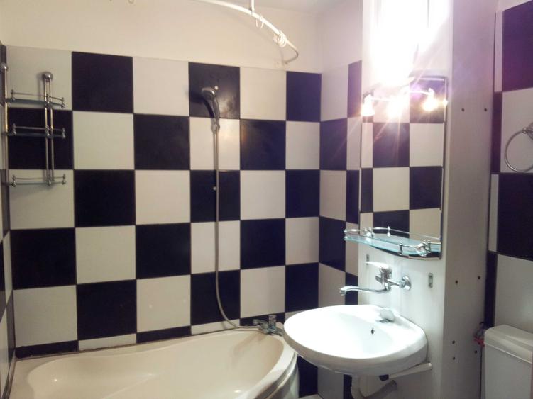 Apartament cu 4 camere decomandat în Craiovița Nouă