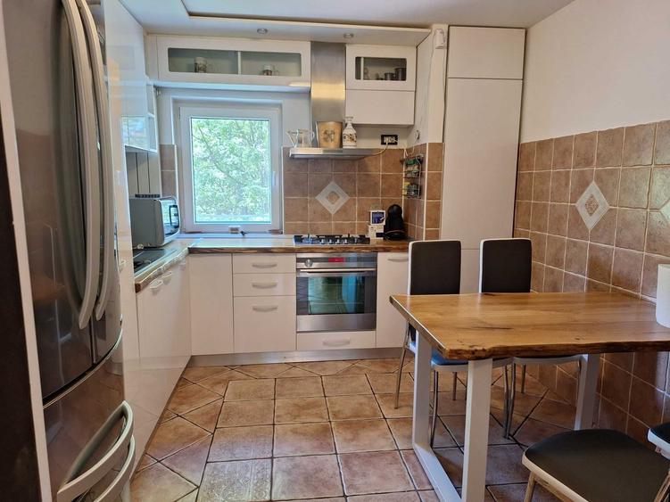 Apartament cu 4 camere decomandat în Albești