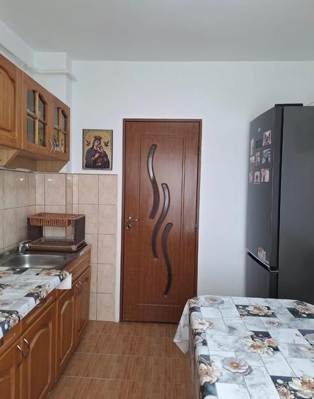 Apartament cu 3 camere decomandat, mobilat în Mircea cel Bătrân