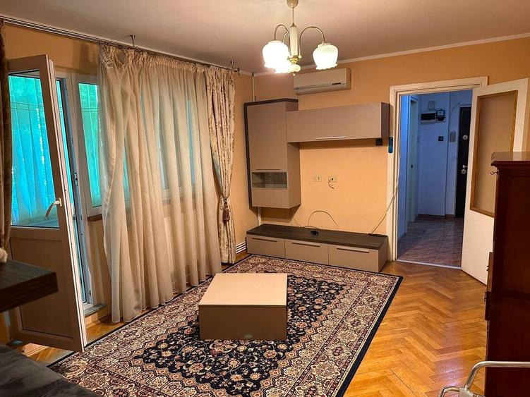 Apartament cu 3 camere semidecomandat în Podul de Piatră