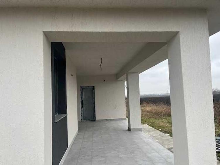 Casă cu 4 camere în Vânători