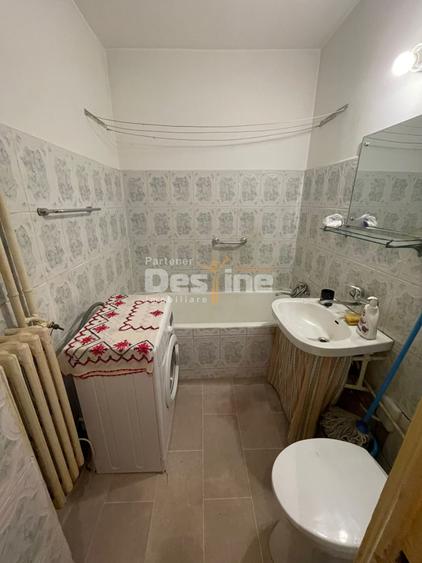Apartament cu 3 camere semidecomandat în Giulești