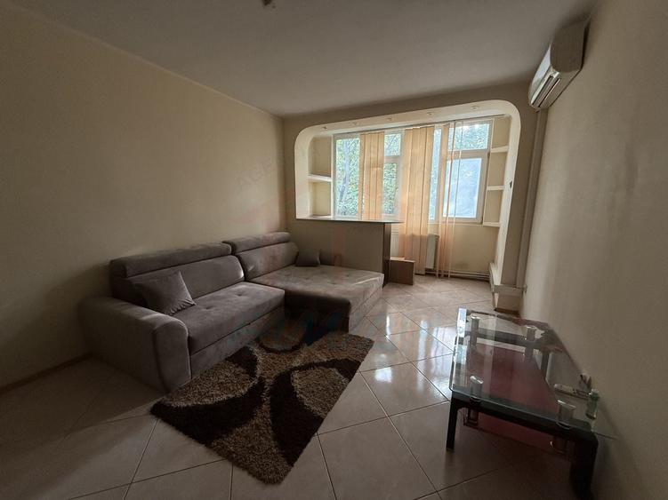 Apartament cu 3 camere semidecomandat, mobilat în Central