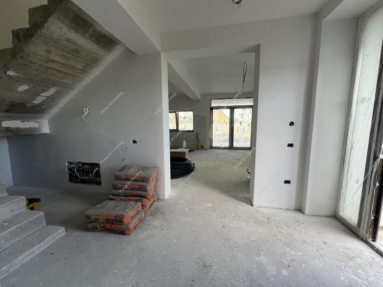 Duplex cu 4 camere cu Canalizare în Moșnița Nouă