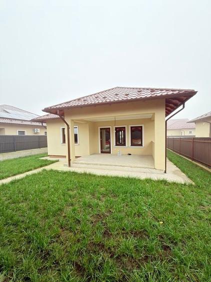 Casă individuală cu 3 camere cu Canalizare în Est