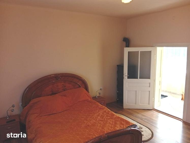 Casă cu 7 camere cu Teren 1900 Mp în Central