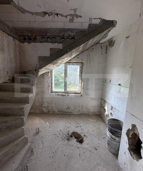 Casă individuală cu 9 camere cu Teren 500 Mp în Gherla
