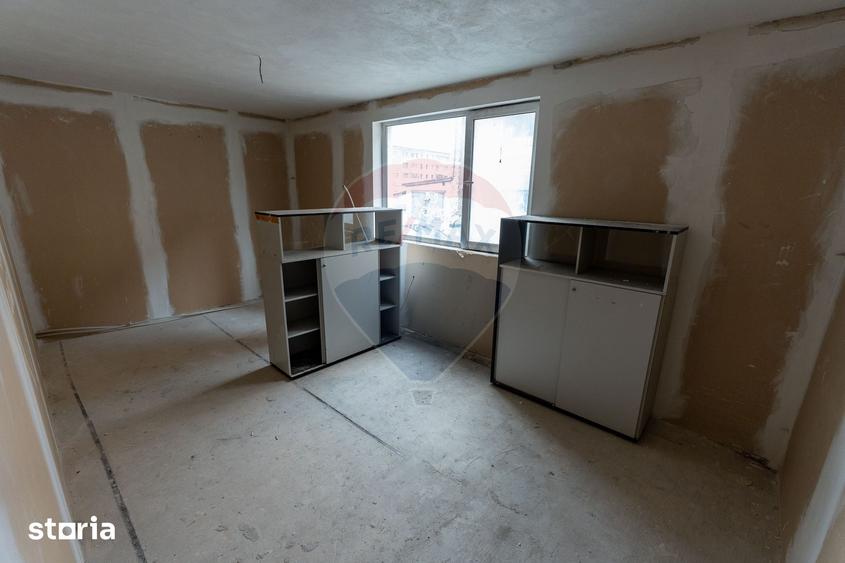 Spațiu comercial, de 3,700 mp, în Petros