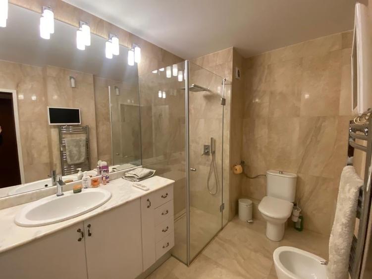 Apartament cu 2 camere decomandat în P-ța Victoriei