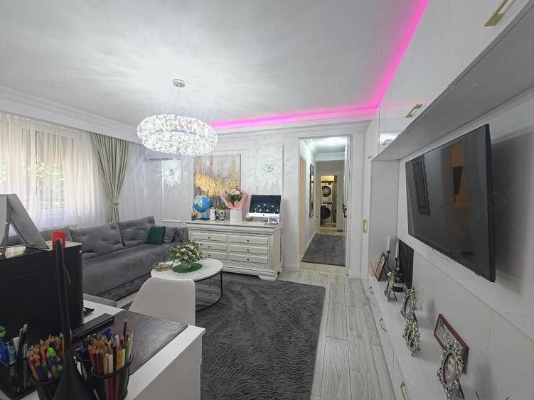 Apartament cu 4 camere semidecomandat în Tomis Nord