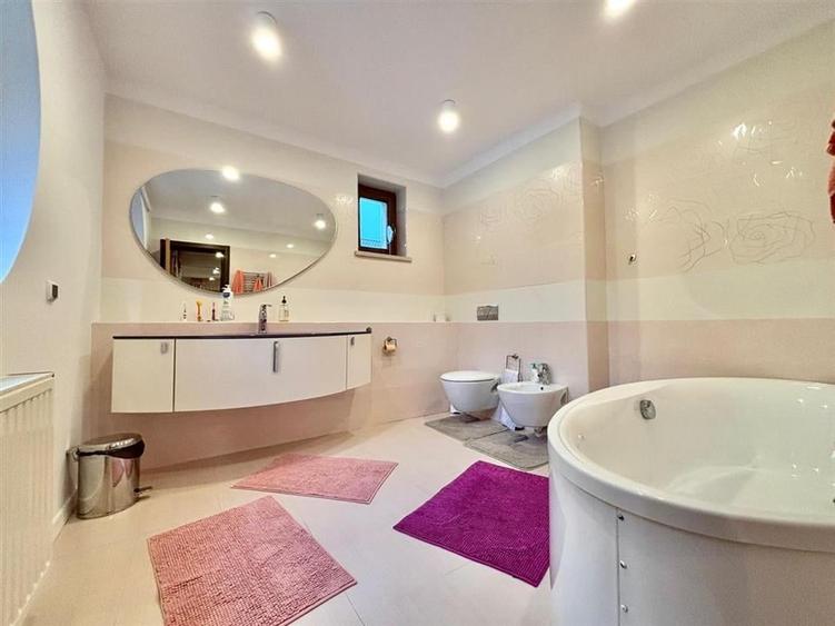 Casă individuală cu 9 camere cu Canalizare în Cioplea