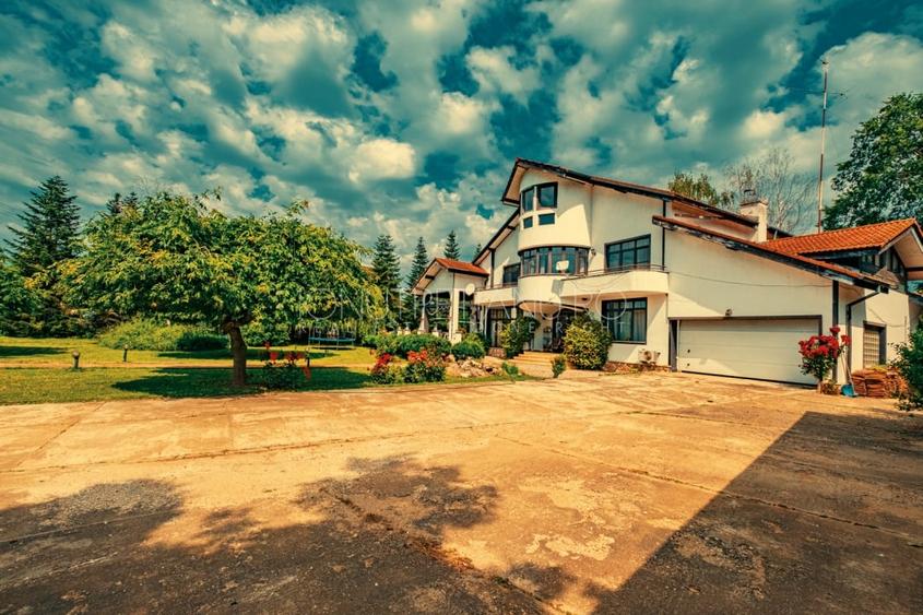 Casă individuală cu 7 camere cu Teren 4000 Mp în Izvorani
