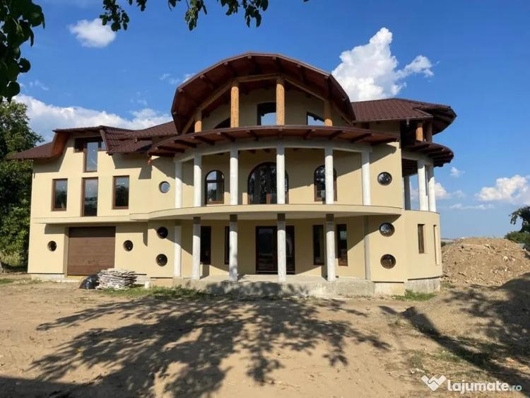 Casă cu 7 camere cu Teren 10000 Mp în Central