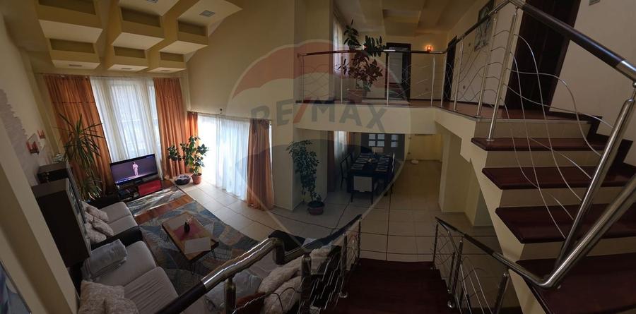 Casă individuală cu 7 camere cu Teren 1371 Mp în Nord-Est