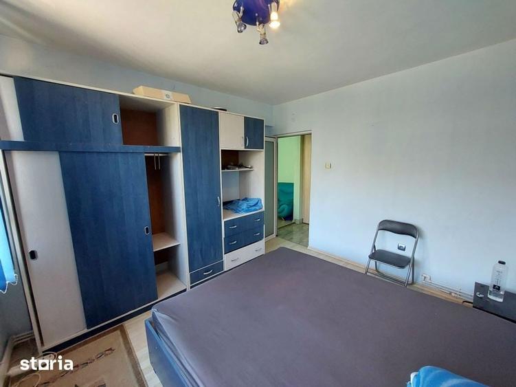 Apartament cu 3 camere semidecomandat în Independenței