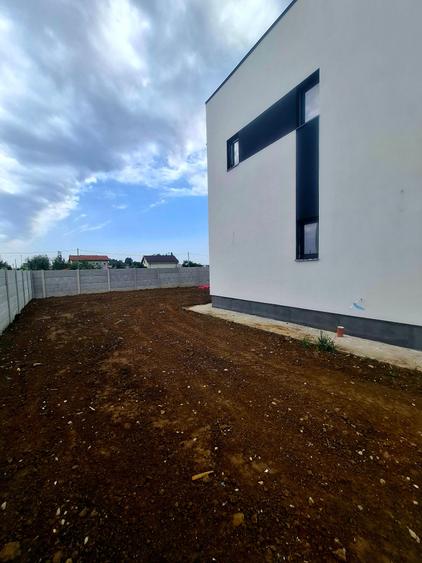 Casă individuală cu 4 camere cu Canalizare în Domnești