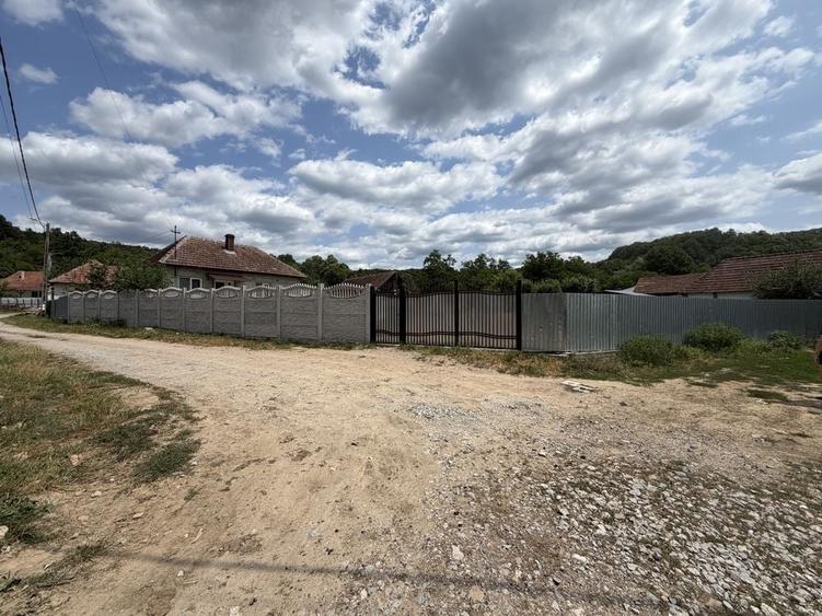 Casă cu 3 camere în Stracoș