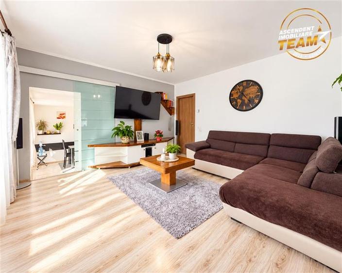 Duplex cu 9 camere cu Canalizare în Central