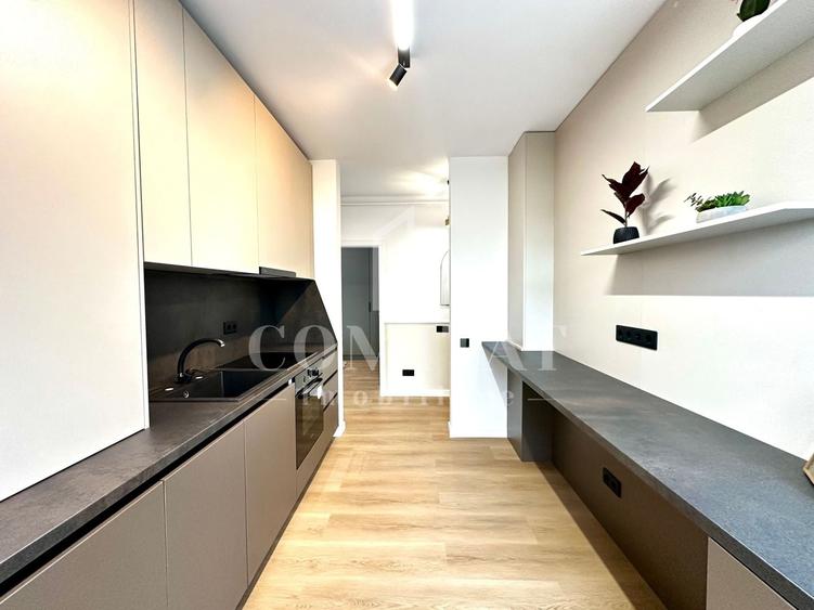Apartament cu 3 camere semidecomandat, mobilat în Florești