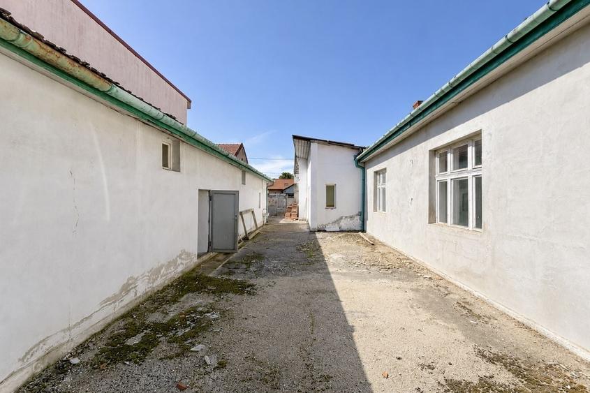 Casă individuală cu 7 camere cu Canalizare în Pârneava