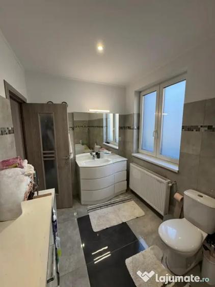 Casă cu 7 camere cu Teren 670 Mp în Săsar