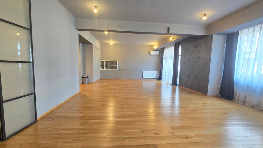 Apartament cu 4 camere decomandat în Eminescu