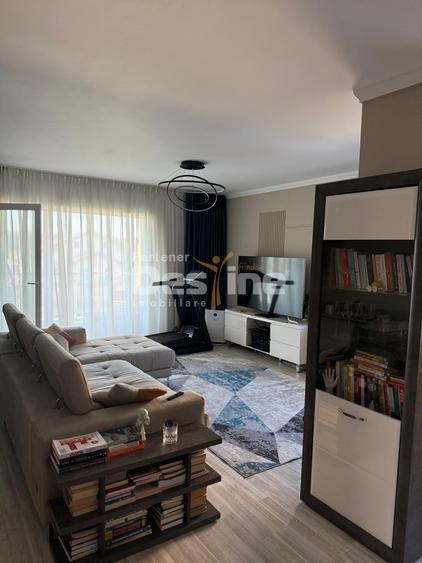 Apartament cu 3 camere semidecomandat, mobilat în Băneasa