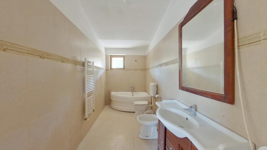 Casă cu 4 camere cu Canalizare în Cartierul Verde