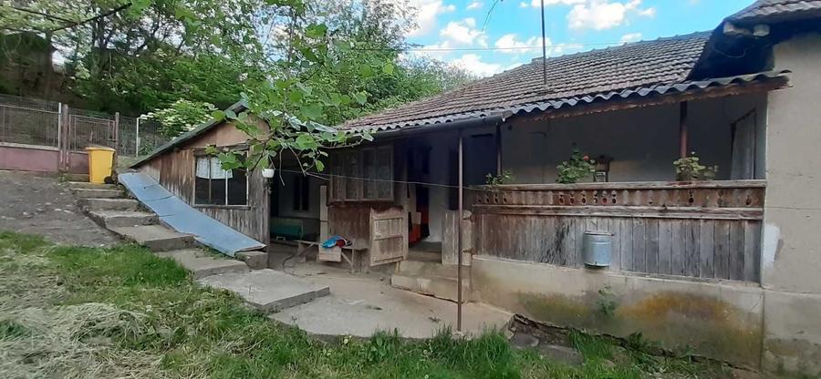 Casă cu 4 camere în Bâscenii de Sus
