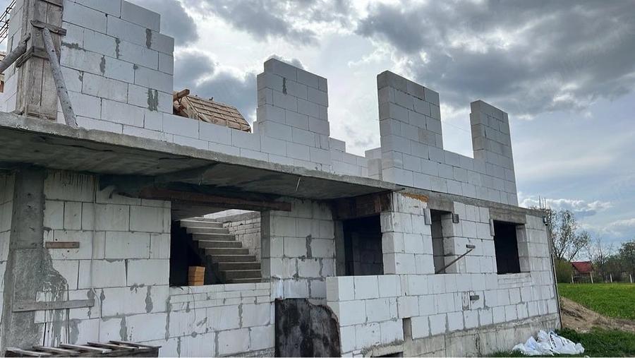 Casă cu Teren 3000 Mp în Budila