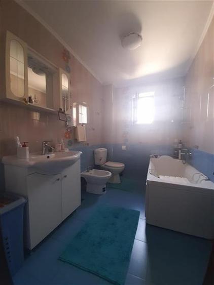 Casă cu 6 camere cu Teren 294 Mp în Central