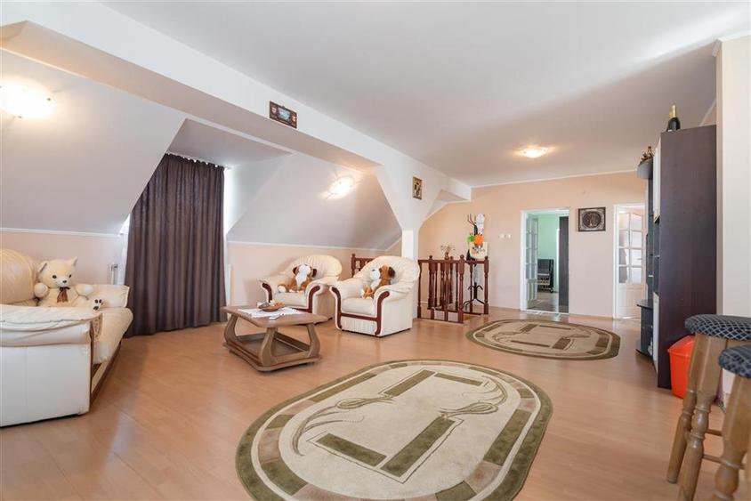 Casă individuală cu 6 camere cu Teren 2349 Mp în Sântion