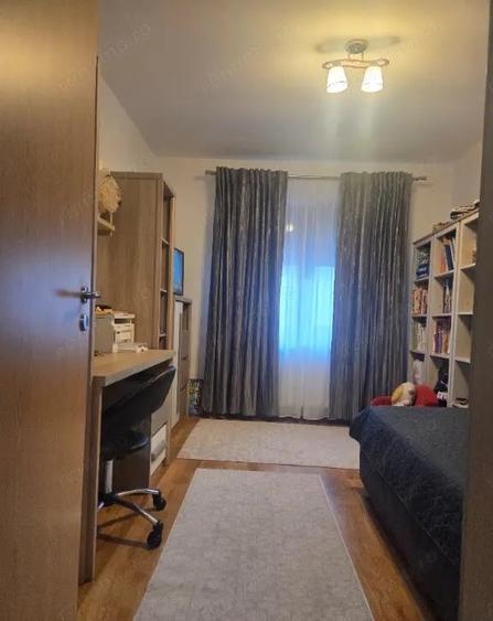Apartament cu 3 camere, mobilat în Torontalului