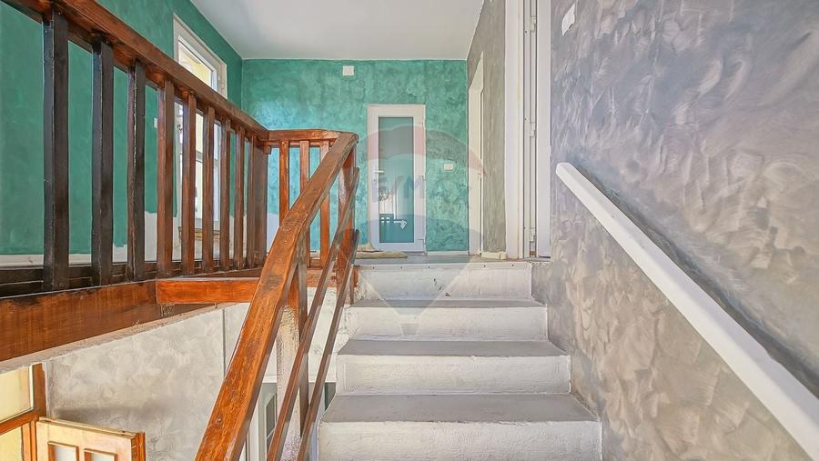 Casă individuală cu 14 camere cu Teren 306 Mp în Central