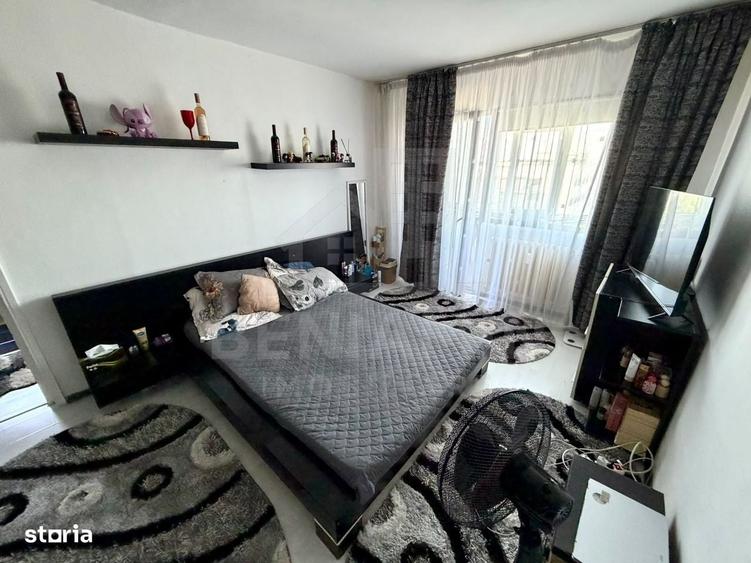 Apartament cu 3 camere semidecomandat în Calea București
