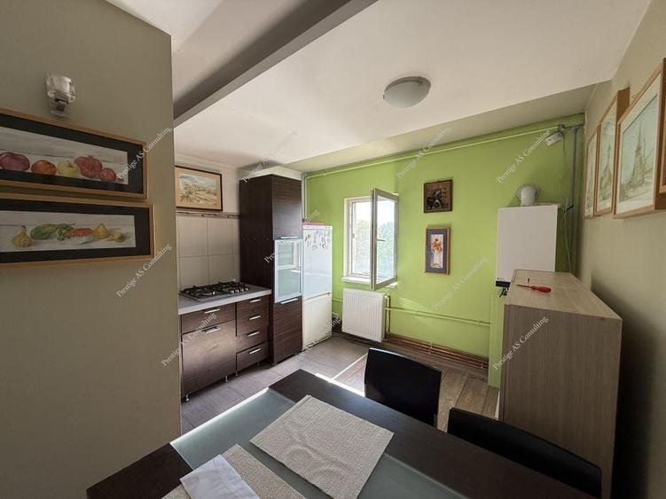 Apartament cu 3 camere decomandat în Girocului
