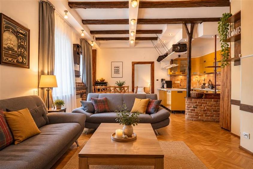 Apartament cu 7 camere semidecomandat, mobilat în Centrul Istoric