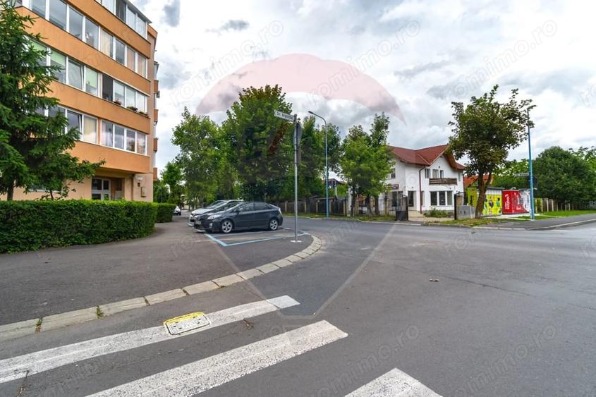 Apartament cu 3 camere decomandat în Tractorul