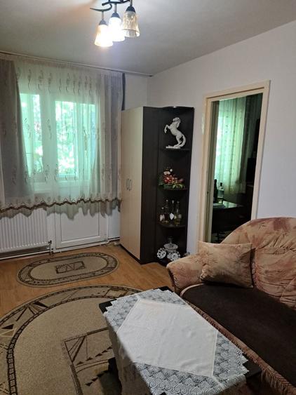 Apartament cu 3 camere semidecomandat în Dâmbu Pietros