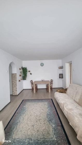 Apartament cu 3 camere semidecomandat în Prisăcani