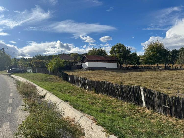 Proprietate cu Doua Case - 2